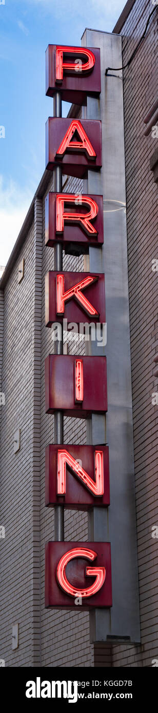 Neon di simbolo di parcheggio in garage per il parcheggio in centro città Foto Stock