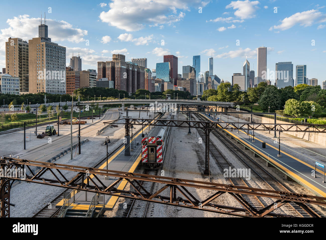 Sullo skyline di Chicago con il treno dei pendolari lungo i binari della ferrovia Foto Stock