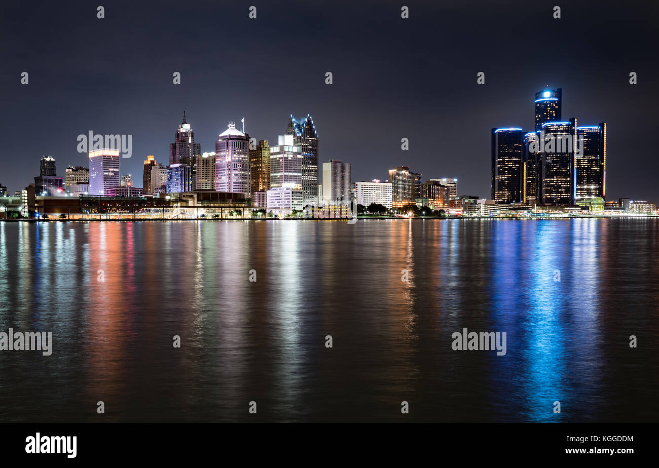 Detroit, Michigan skyline di notte da tutto il fiume Detroit Foto Stock
