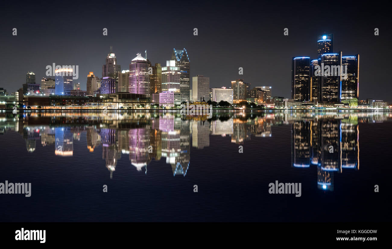 Detroit, Michigan skyline di notte da tutto il fiume Detroit Foto Stock