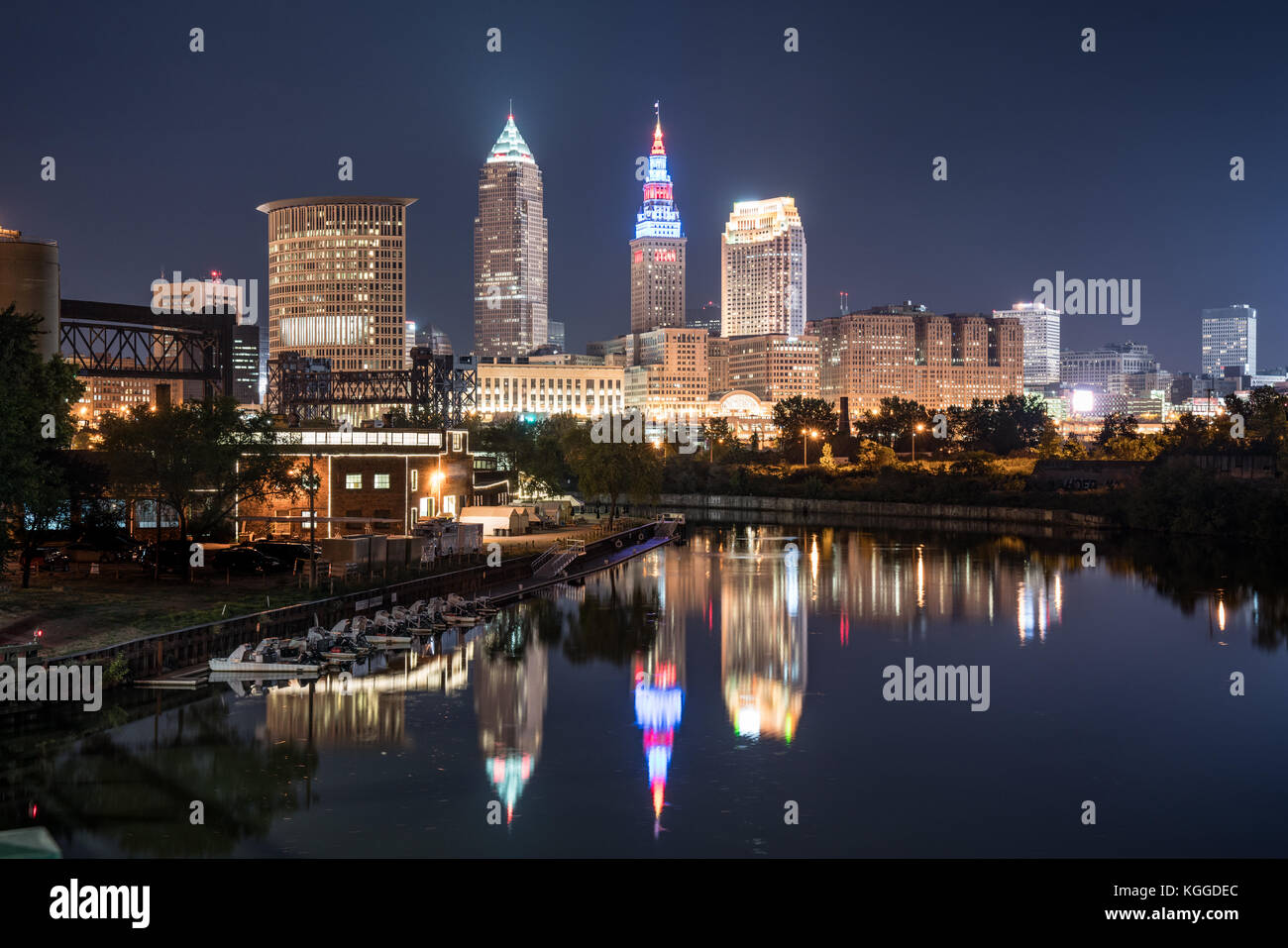 Cleveland dello skyline della città e detriot-ponte superiore di notte attraverso il fiume cuyahoga Foto Stock