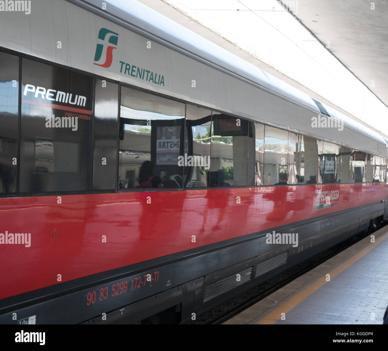 NAPOLI, ITALIA - 9 LUGLIO: Treno ad alta velocità Tenitalia Frecciarossa alla stazione ferroviaria di Napoli, Italia. Foto Stock