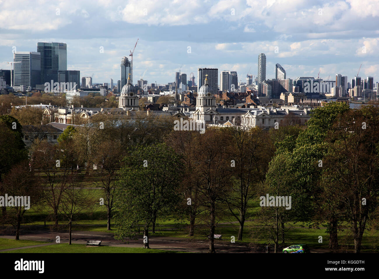 Guardando a nord oltre il vecchio Royal naval College, Marittime Greenwich, Greenwich, London, Regno Unito da greenwich park, london, Regno Unito Foto Stock