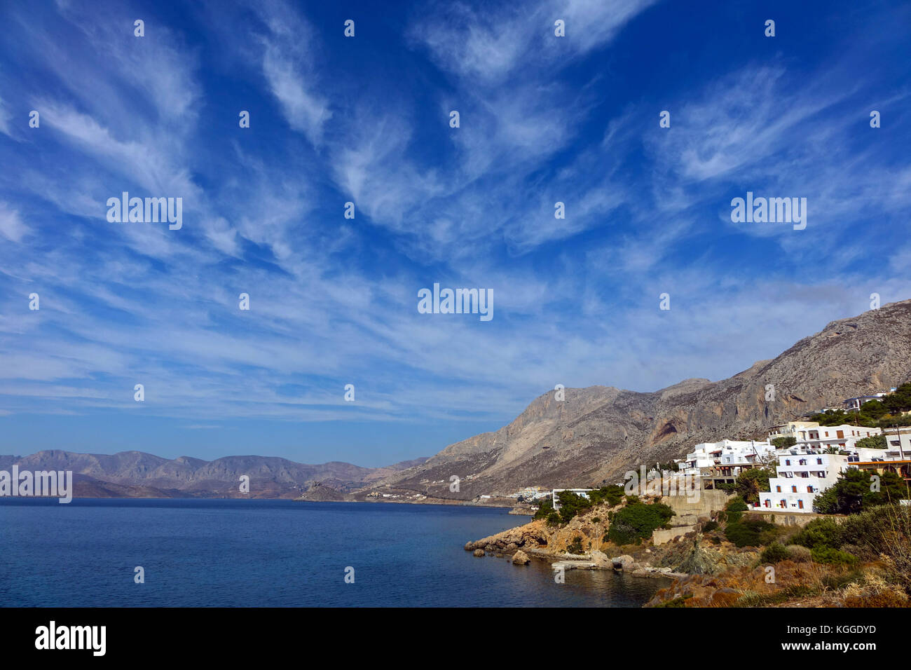 Blu cielo con bel tempo cirrus nuvole, Kalymnos, Grecia Foto Stock