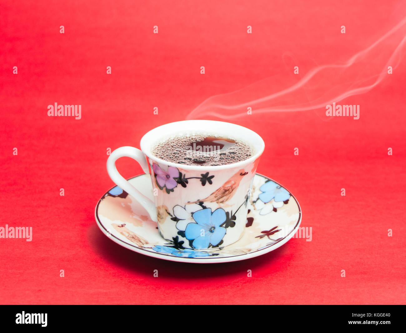 Tazza stampata con caffè a vapore. Fumo morbido. Sfondo rosso. Foto quadrata con spazio per la scrittura Foto Stock
