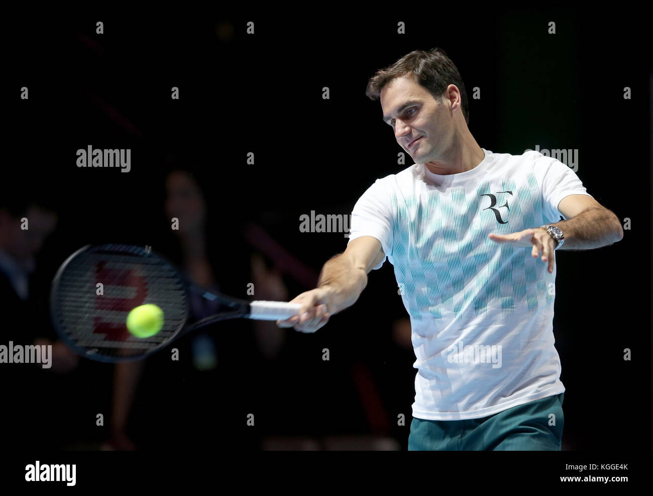 Roger Federer si sta riscaldando in campo prima dell'Andy Murray Live Event al SSE Hydro, Glasgow. Foto Stock