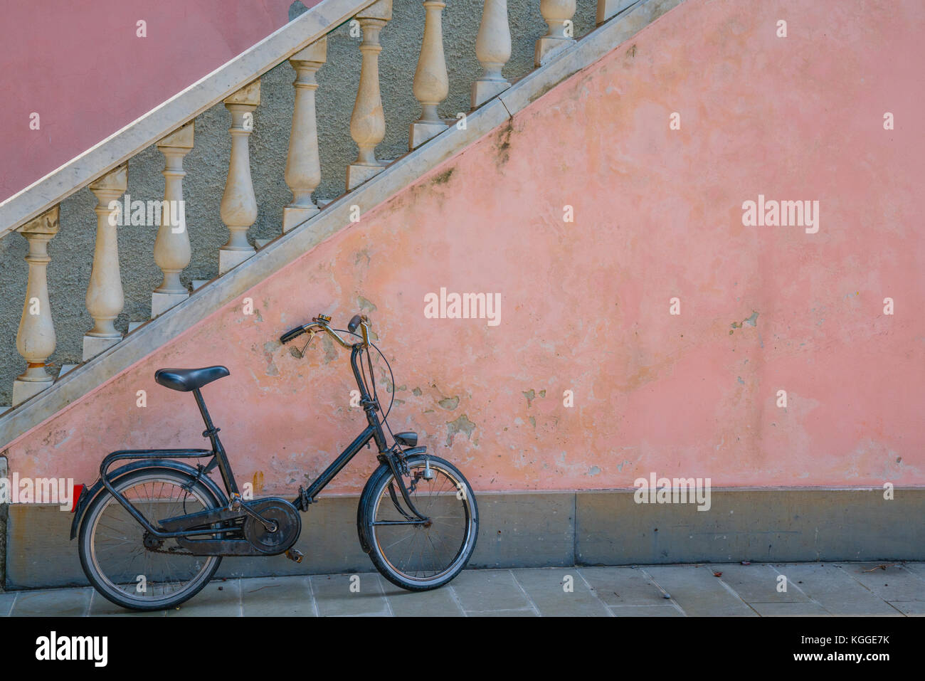 Moto parcheggiata vicino a scale di casa a Monterosso, Italia Foto Stock