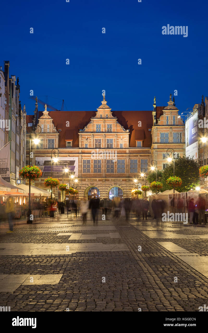 Vista di persone e di lit cancello verde al mercato lungo, fine del Long Lane, presso le principali città (città vecchia) in Gdansk, Polonia, la sera. Foto Stock