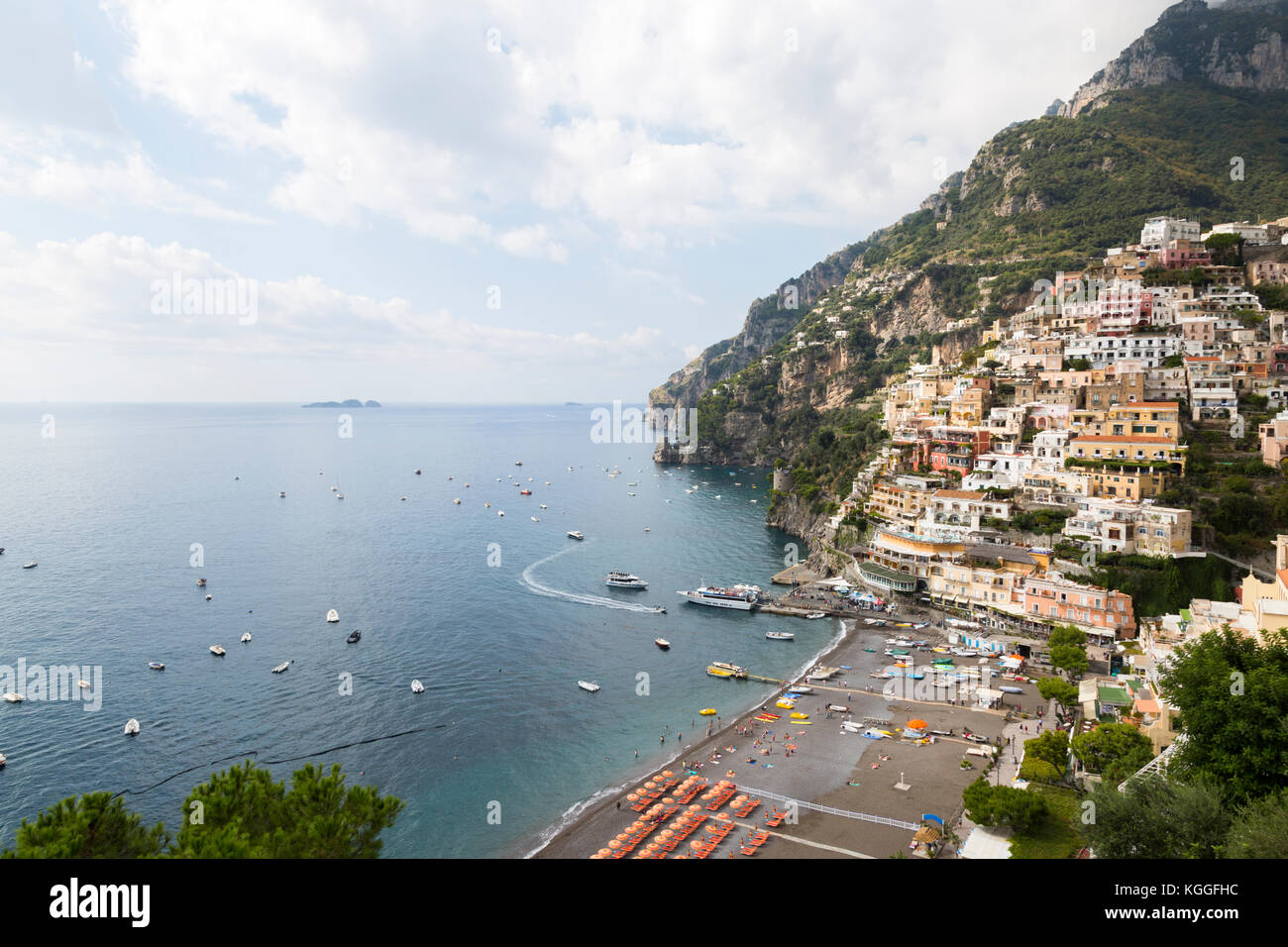 Vista da sopra della famosa città costiera e la Spiaggia Grande di Positano sulla famosa costiera amalfitana. Foto Stock