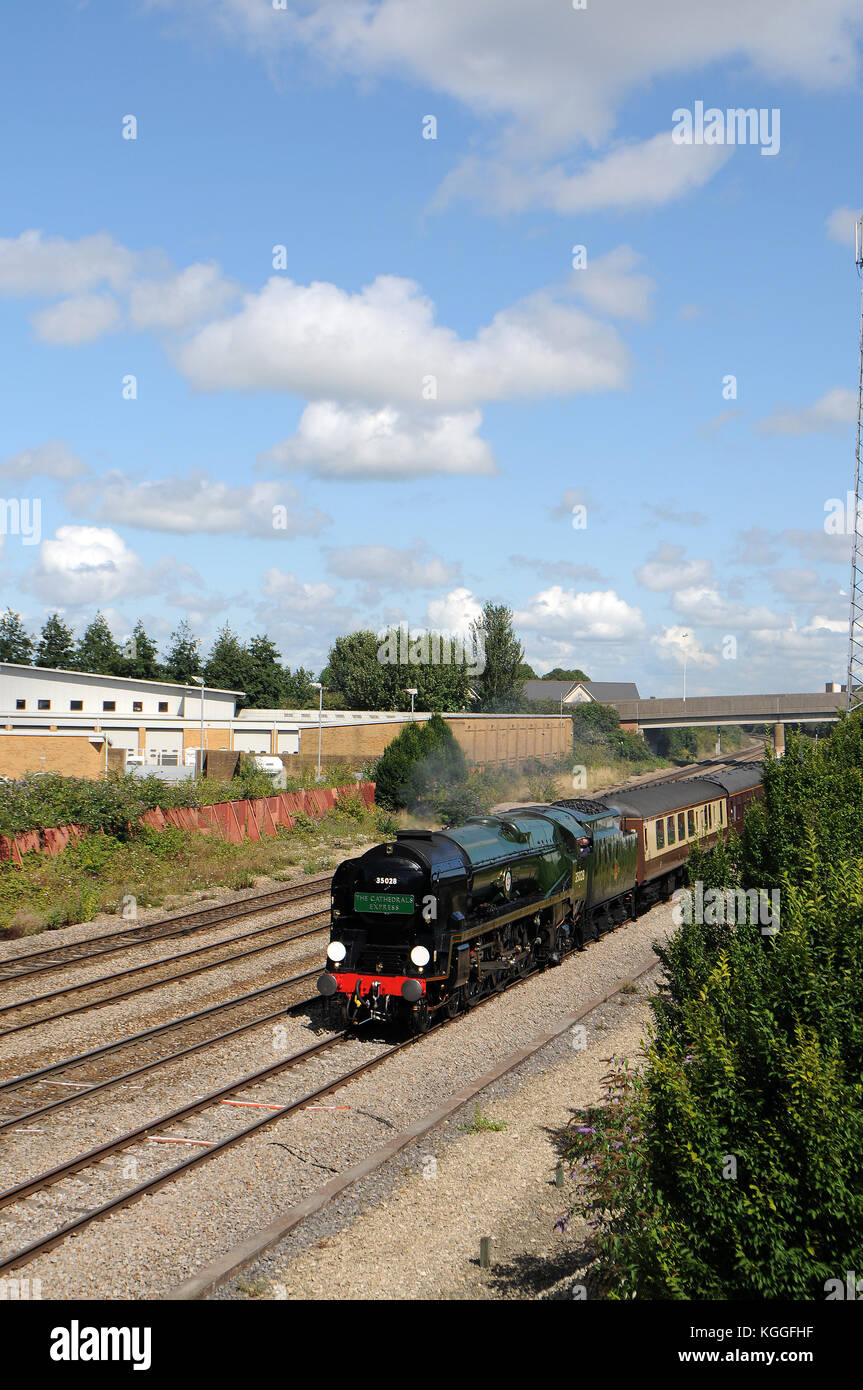 35028 "clan" linea approcci centrale di Cardiff con un "cattedrali express' lavorando da Londra. Foto Stock