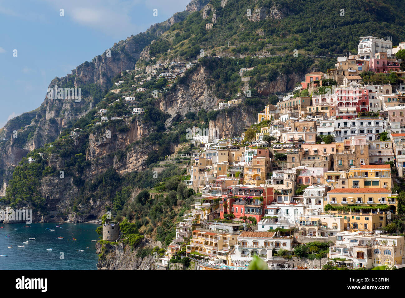 Close up di case sul lato del terreno accidentato in Positano lungo la famosa Costiera Amalfitana. Foto Stock