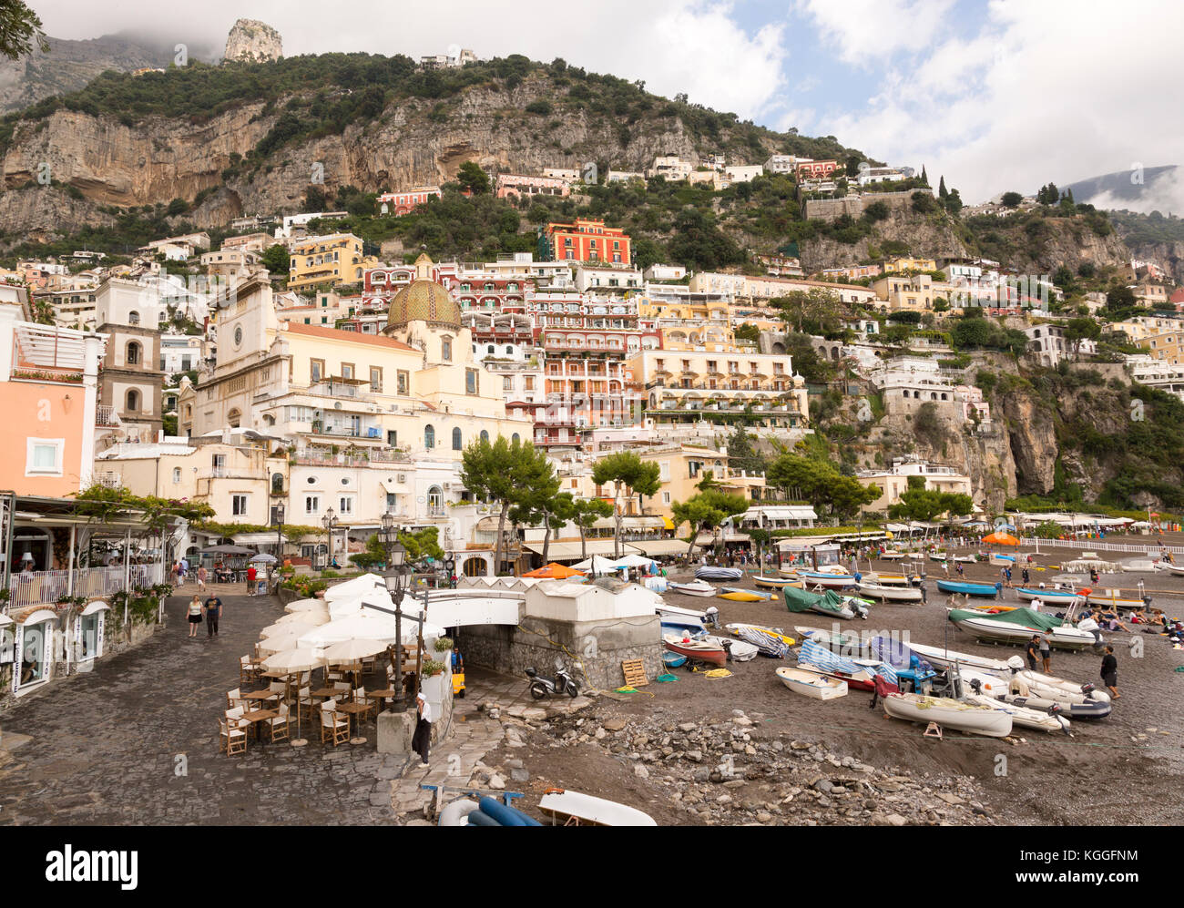 Vista su Positano, Italia dalla marina. Popolare cittadina turistica sulla costa amalfitana. Foto Stock