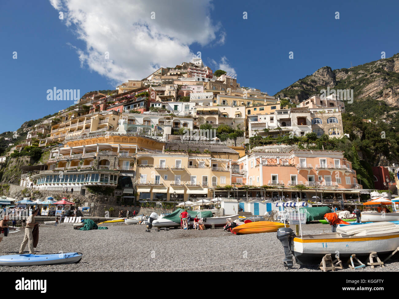 Vista dalla Spiaggia Grande di collina ricoperta di vivaci ristoranti, negozi e abitazioni Foto Stock