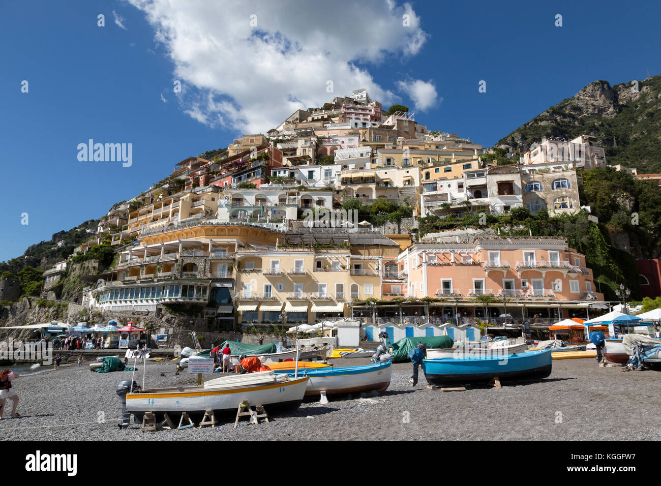 Vista dalla Spiaggia Grande di collina ricoperta di vivaci ristoranti, negozi e abitazioni Foto Stock