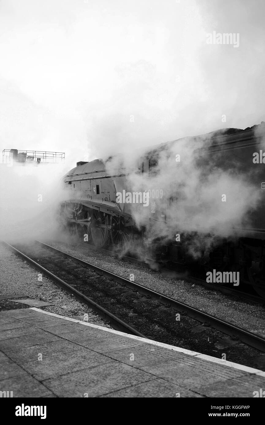 'Unione del sud africa' traina il suo vuoto fuori stock di cardiff piattaforma centrale 4 a Cardiff canton. Foto Stock