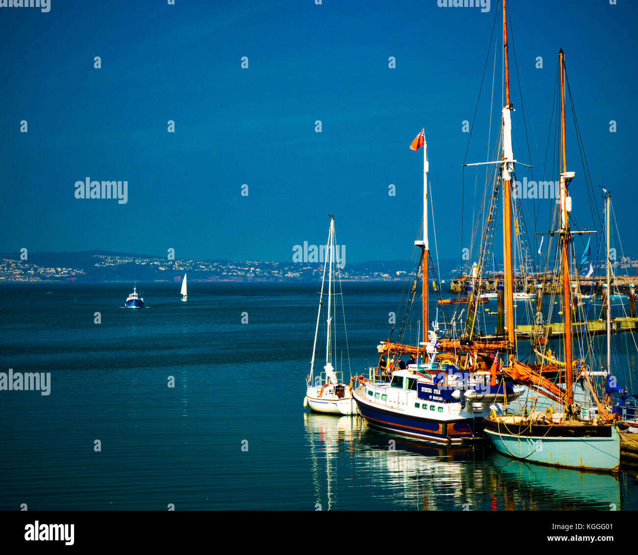 Gb - devon: barche a brixham quay Foto Stock