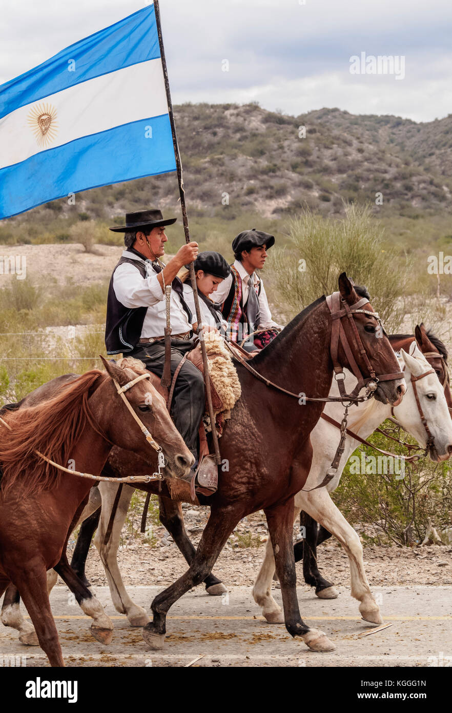 Cabalgata de los gauchos, gaucho sfilata di cavalli da san juan a Vallecito, san juan provincia, argentina Foto Stock