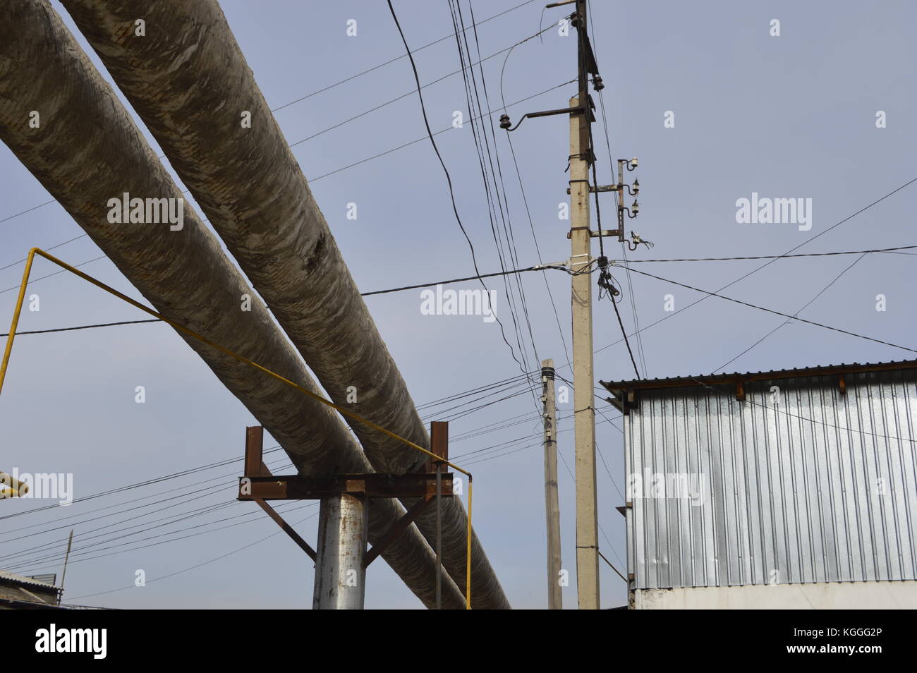 Gasdotti, cablaggi elettrici e altre utenze pubbliche sono sparsi in tutti i paesi ex sovietici, il Kazkhstan. Foto Stock