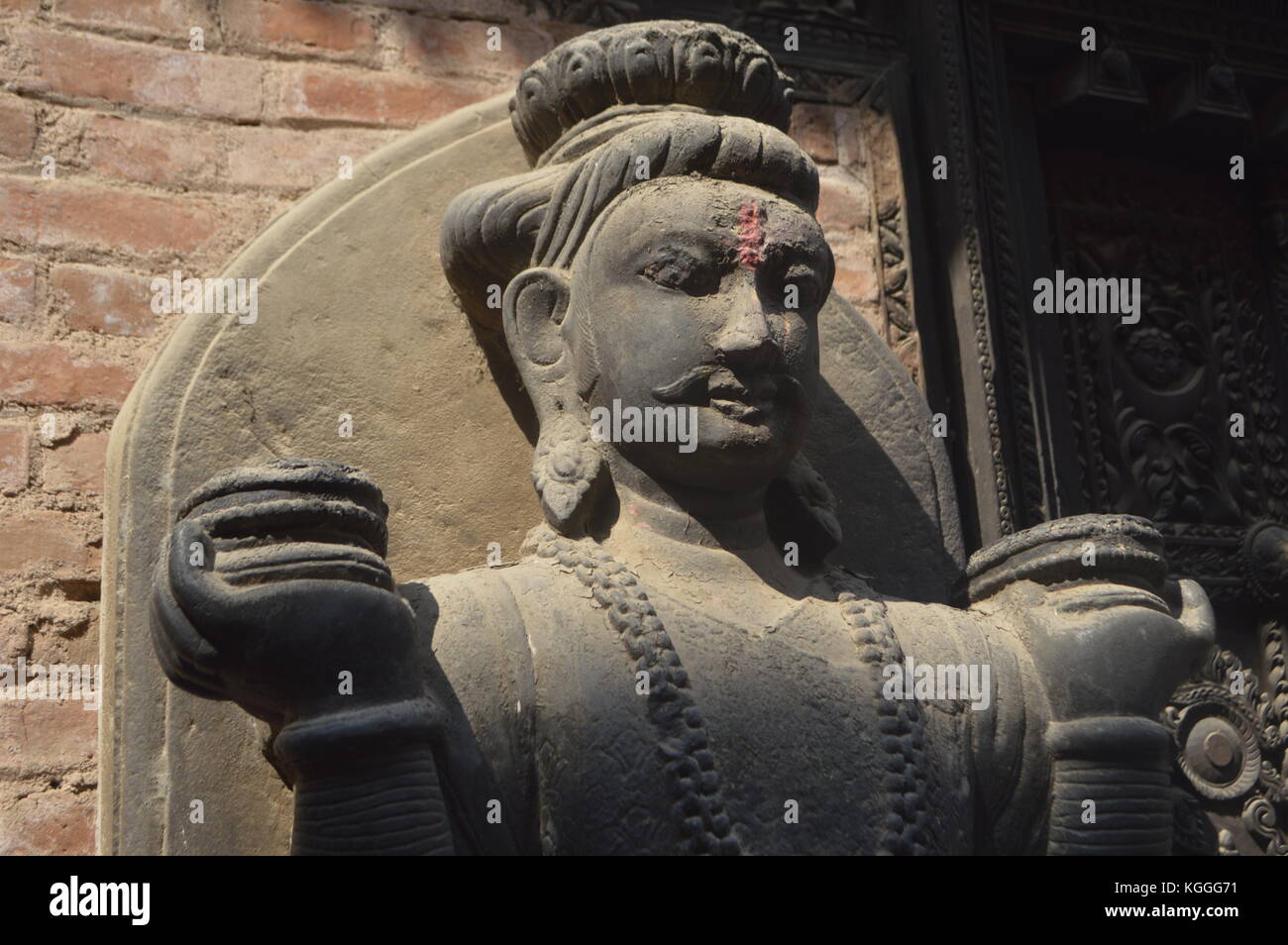 Scultura in pietra di Newari di dio indù a Bhaktapur, Nepal. Dopo il terremoto. Foto Stock