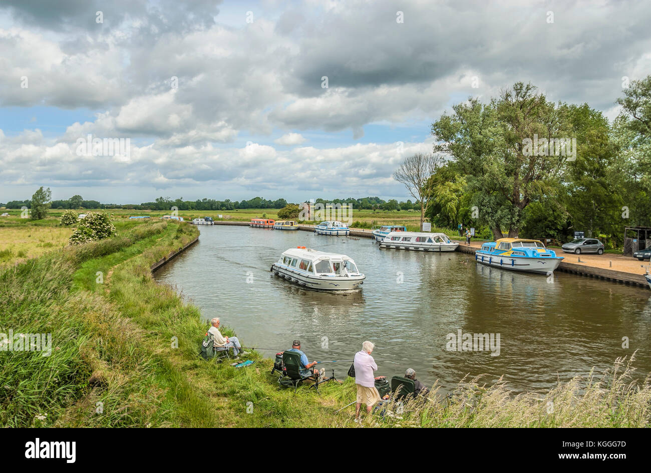 Pescatore presso i Broads a Ludham Bridge, Norfolk e Suffolk, Inghilterra Foto Stock