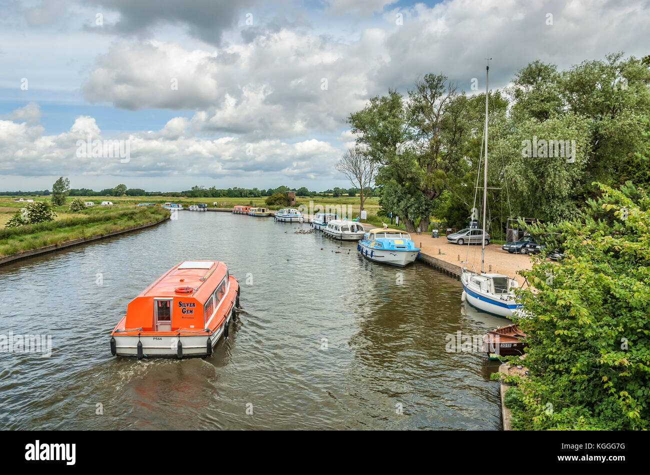 Barche presso i Broads a Ludham Bridge a Norfolk e Suffolk, Inghilterra, Regno Unito Foto Stock