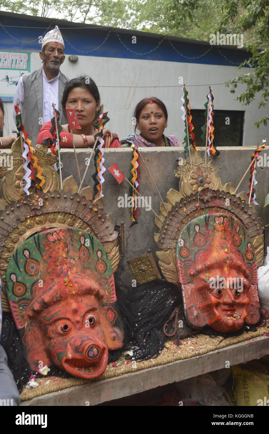 Dèi indù che indossano maschere durante il festival di Jatra a Panauti, Nepal. abbigliamento tradizionale, celebrazione. sacrificio animale. Foto Stock