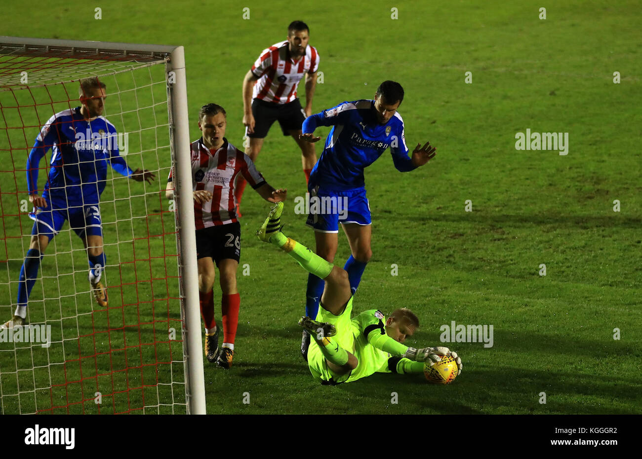 Branislav Pindroch, portiere della contea di Notts, fa un salvataggio durante la partita del Trofeo di Checkatrade alla Sencil Bank, Lincoln. Foto Stock
