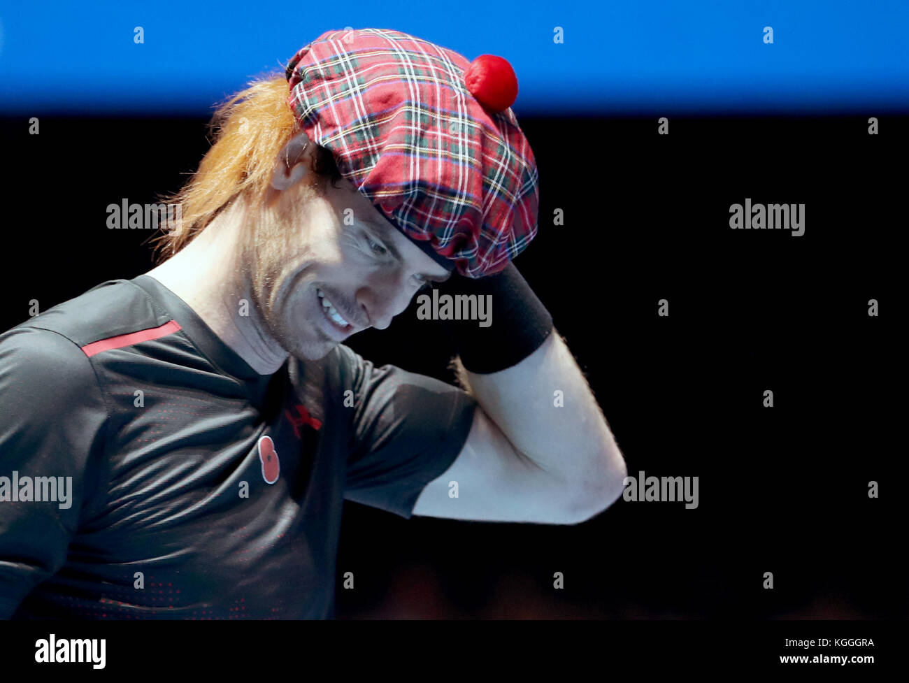Andy Murray indossa un cappello tam o' shanter tartan mentre gioca contro  Roger Federer in una partita singola durante l'Andy Murray Live Event al  SSE Hydro, Glasgow Foto stock - Alamy