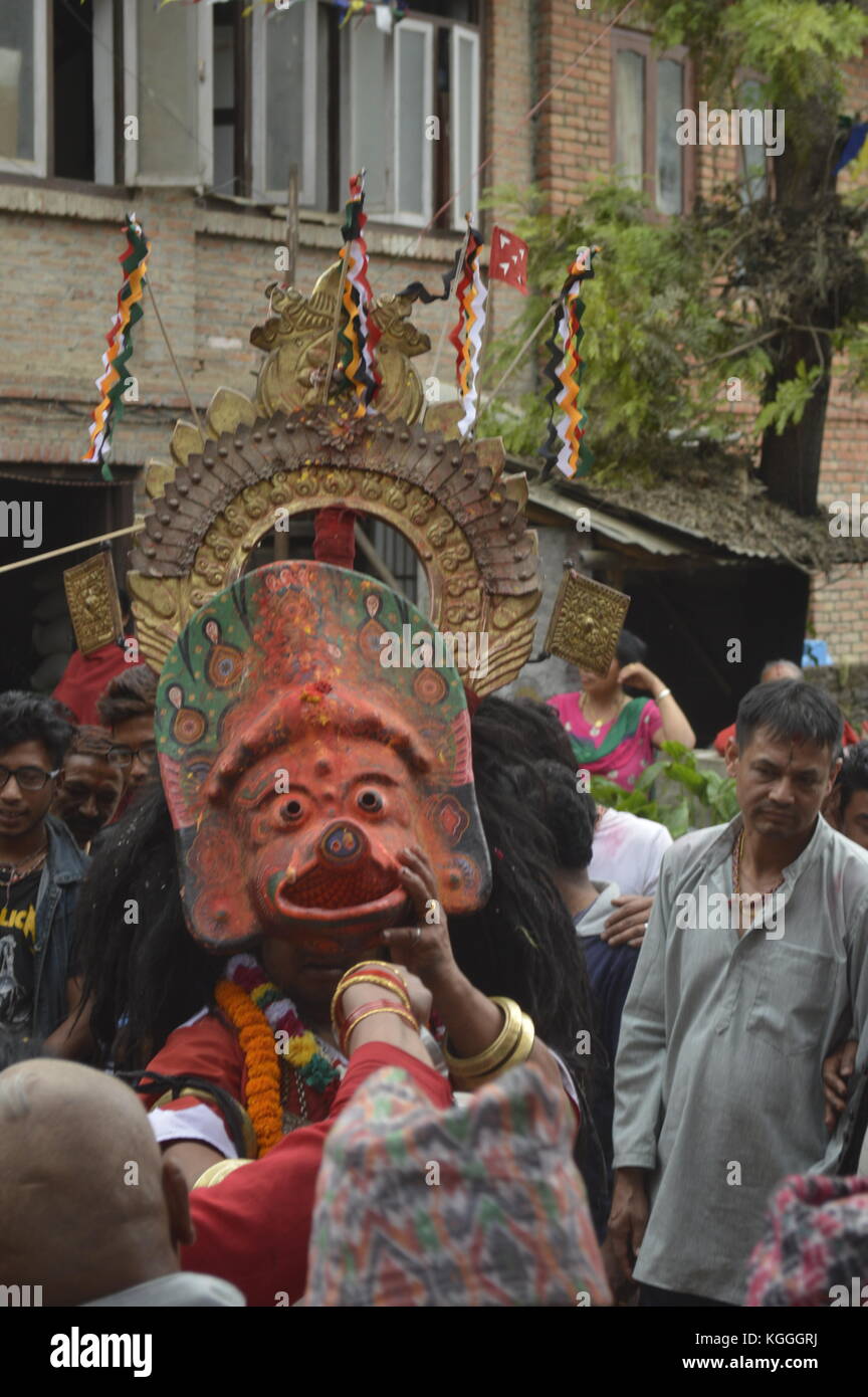 Dèi indù che indossano maschere durante il festival di Jatra a Panauti, Nepal. abbigliamento tradizionale, celebrazione. sacrificio animale. Foto Stock