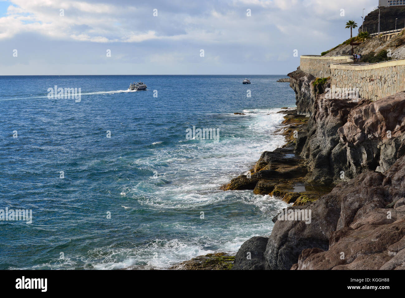 Vista verso il mare con parte del lungomare che va da Puerto Rico a Playa de Amadores visibile. Da Gran Canaria, Isole Canarie, Spagna. Foto Stock