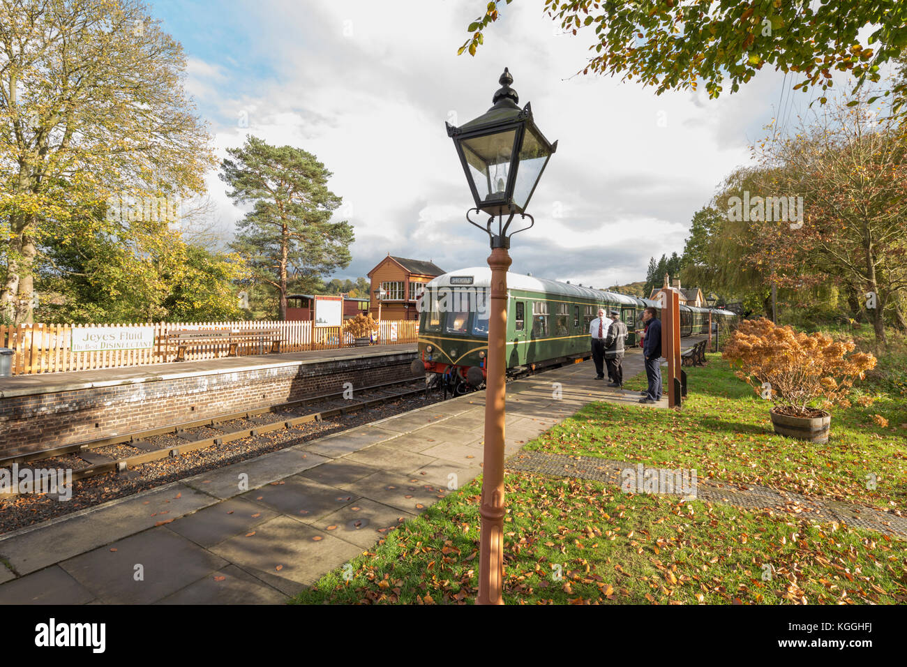 Autunno a Arley stazione sul Severn Valley Railway e una classe: 108 DMU, locomotive diesel, Arley, Worcestershire, England, Regno Unito Foto Stock