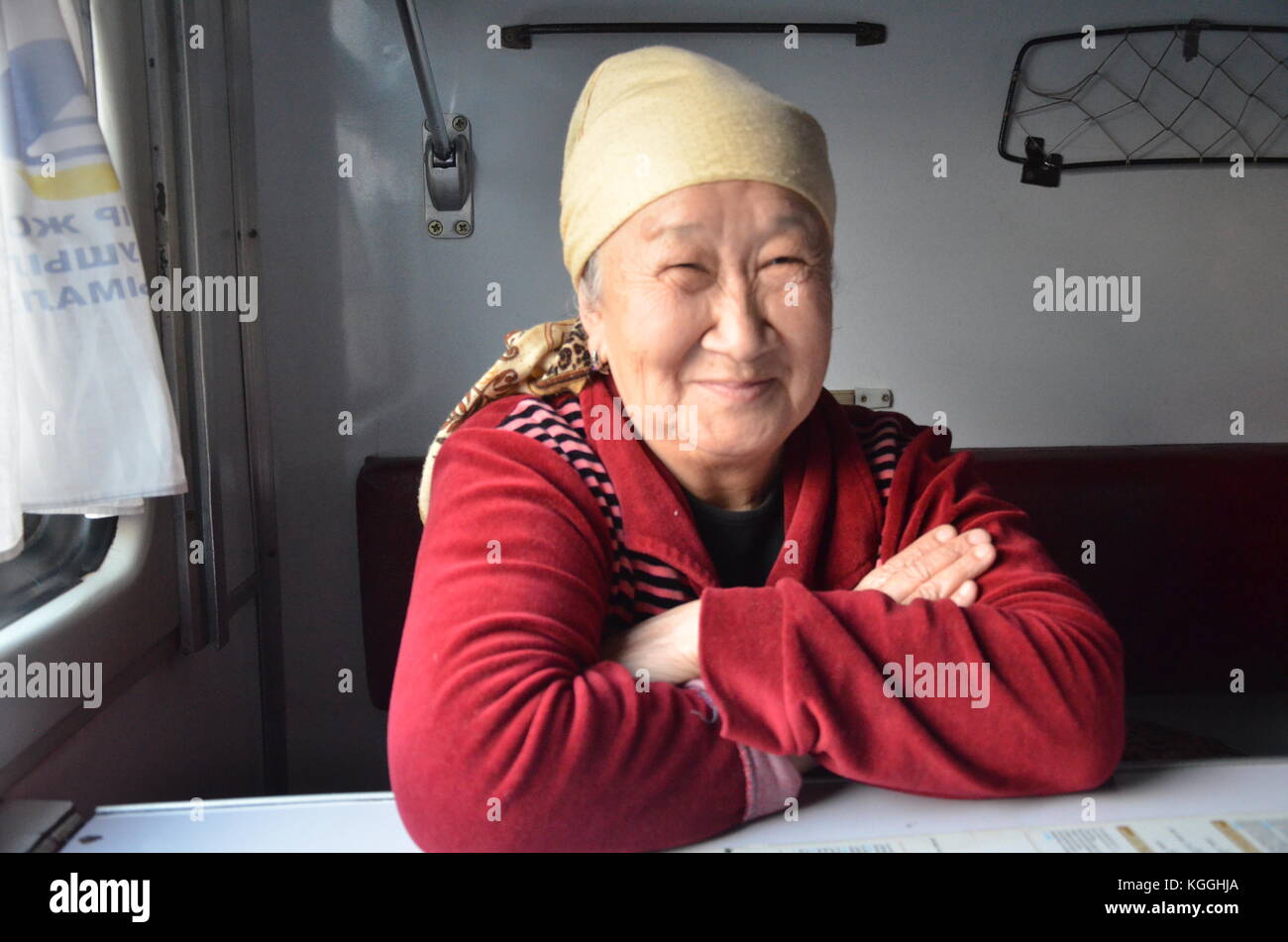 Bella vecchia Babushka, nonna, in Kazakhstan. Treno russo. Eurasiatica. Shymkent persone. bella gente. Foto Stock