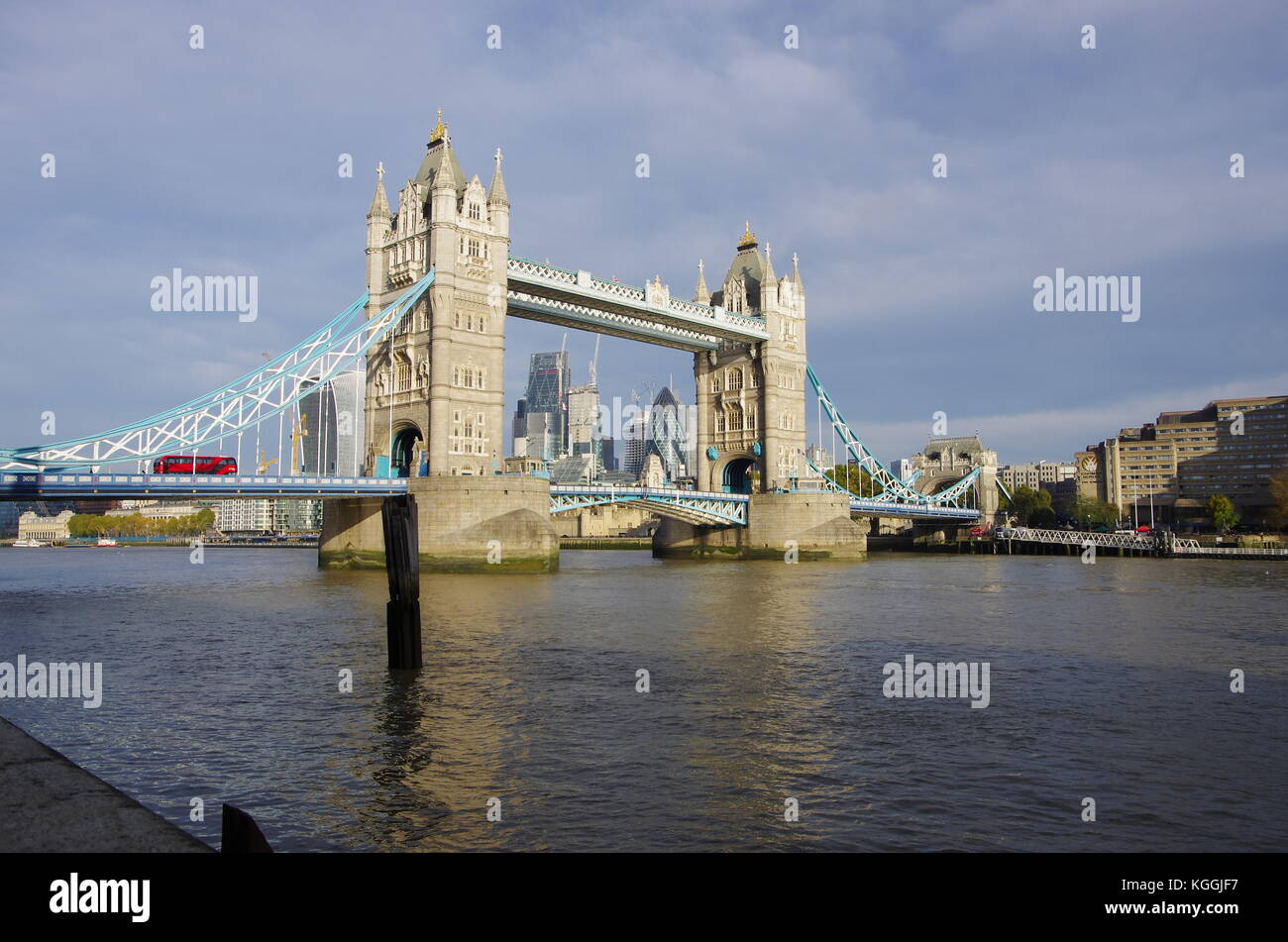 Il Tower Bridge di Londra da banca del sud Foto Stock