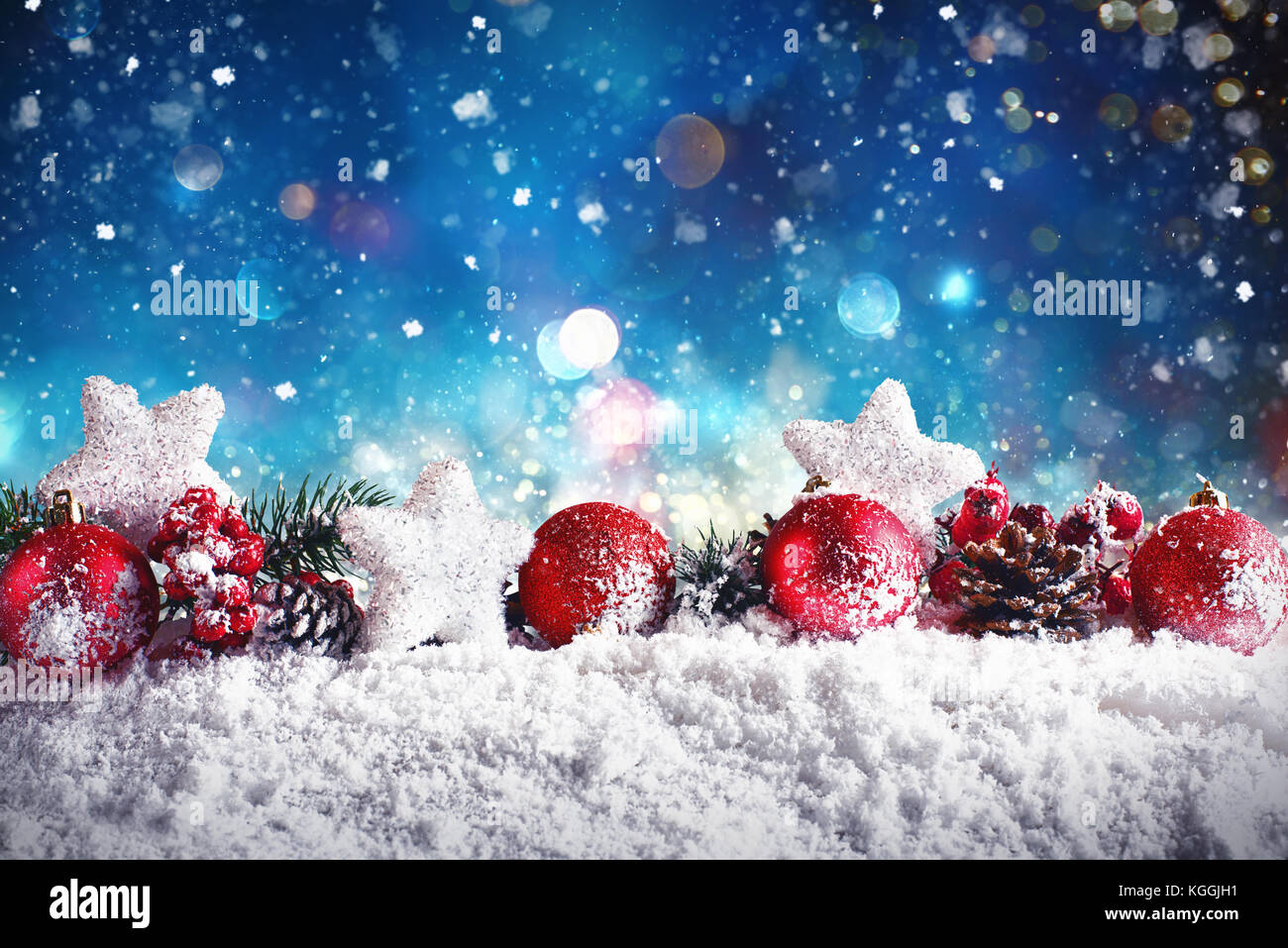 Composizione di natale con le palle, stelle e ghirlande sulla neve Foto Stock