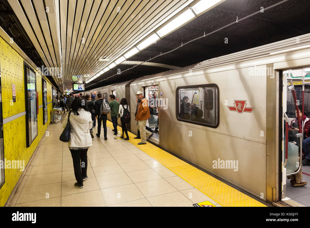 Toronto, Canada - 11 ottobre 2017: Treno della metropolitana in una stazione della metropolitana nella città di Toronto, Canada Foto Stock