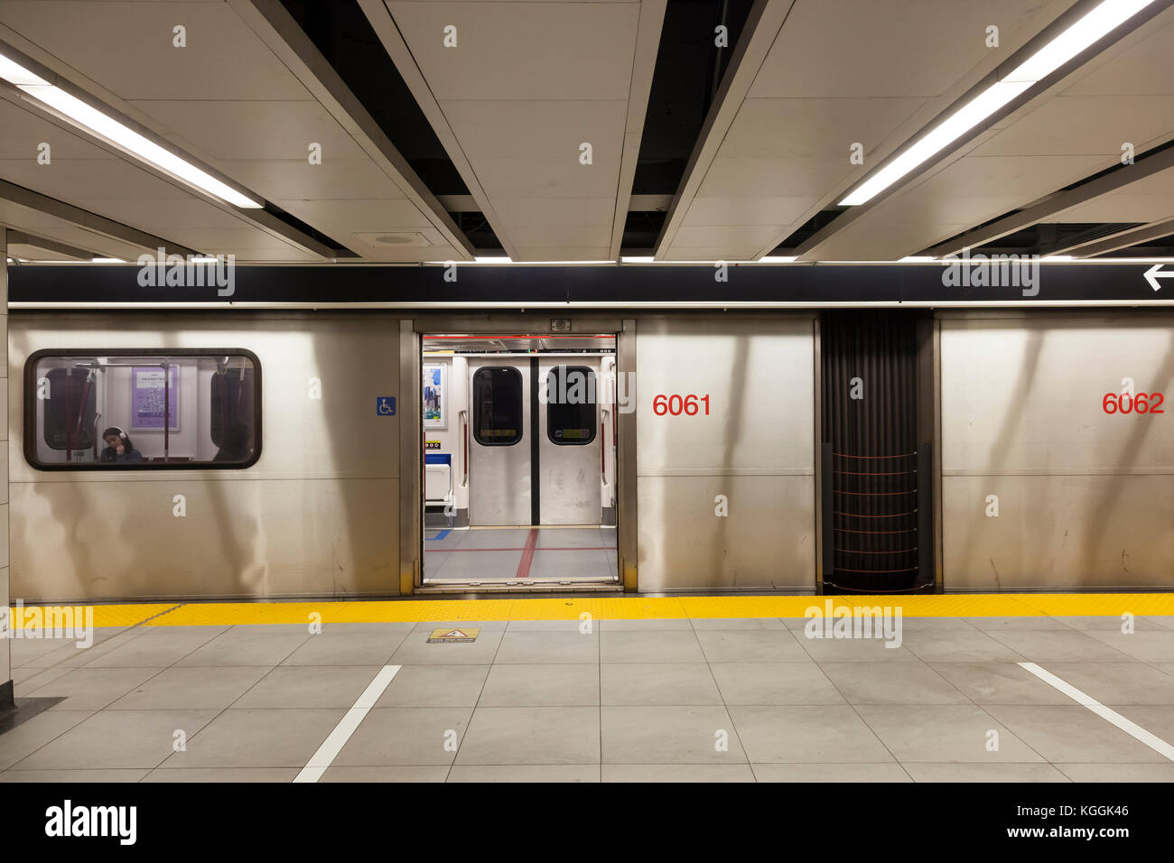Toronto, Canada - 11 ottobre 2017: Treno in una stazione della metropolitana nella città di Toronto, Canada Foto Stock