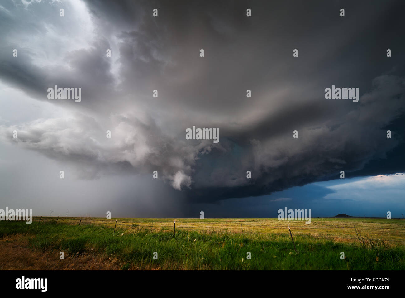 Tempesta di Supercelle con nubi drammatiche e scure Foto Stock