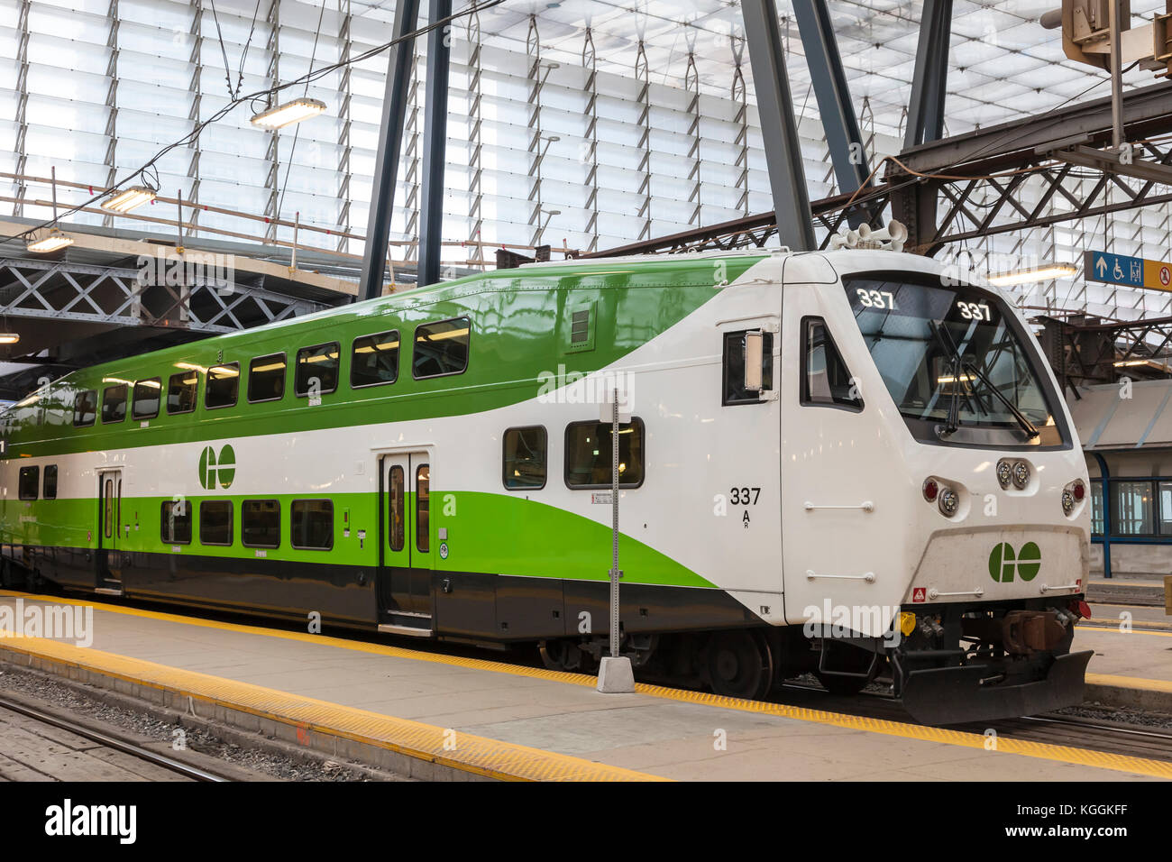 Toronto, Canada - 11 OTT 2017: Bombardier bilivello andare in pullman treno in transito presso la Union Station di Toronto. provincia di Ontario, Canada Foto Stock