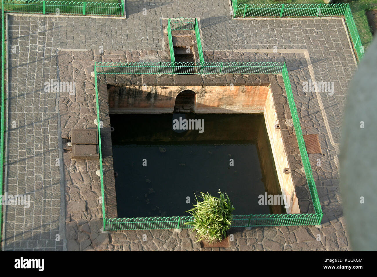 Vista superiore del serbatoio di acqua nella parte anteriore del gol gumbaz in bijapur, Karnataka, India, Asia Foto Stock