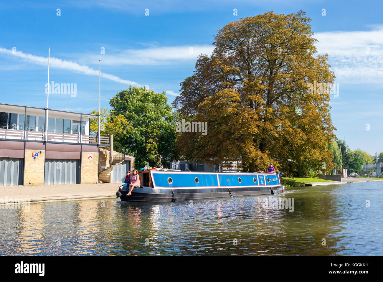 Due donne sedute davanti alla prua di una chiatta di casa galleggiante che navigano sul fiume Cam a Cambridge, Inghilterra, Regno Unito Foto Stock