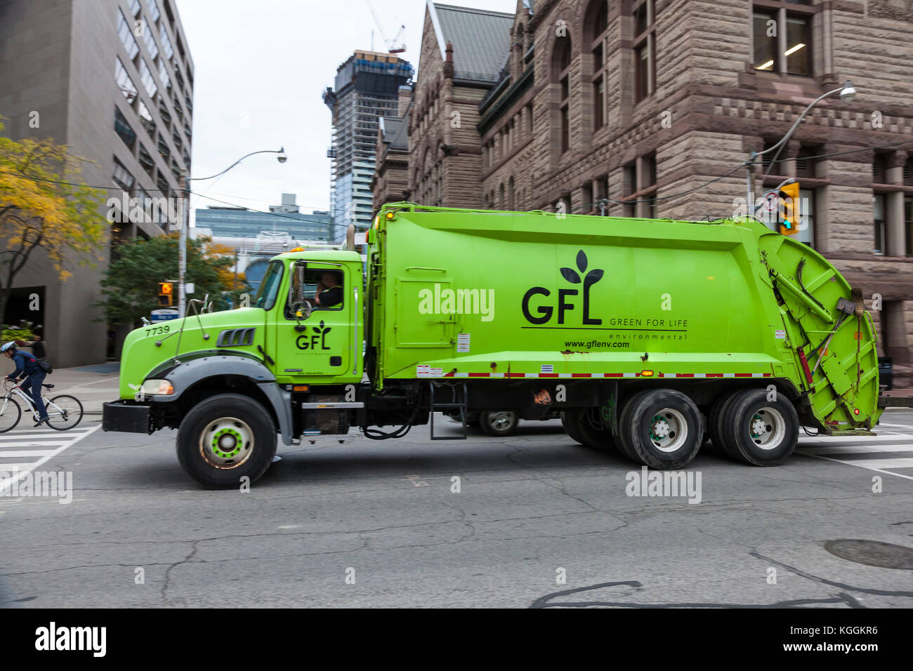 Toronto, Canada - 11 OTT 2017: verde gfl ambientale carrello di servizio nella città di Toronto, Canada Foto Stock