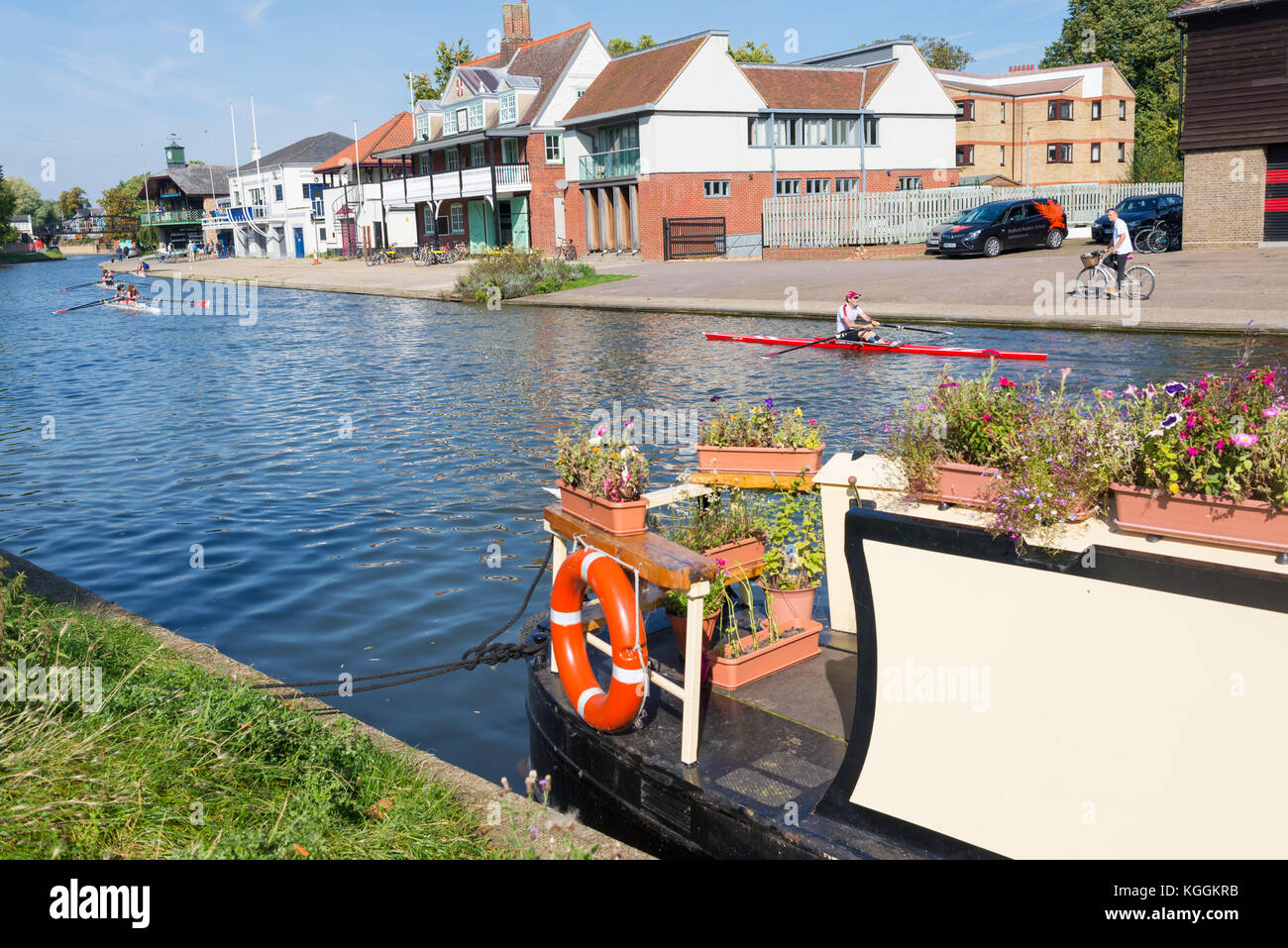 Casa galleggiante e studenti che vogano sul fiume Cam di fronte al Goldie Boathouse CUBC, club di canottaggio vicino a Midsummer Common, Cambridge, Inghilterra, Regno Unito Foto Stock