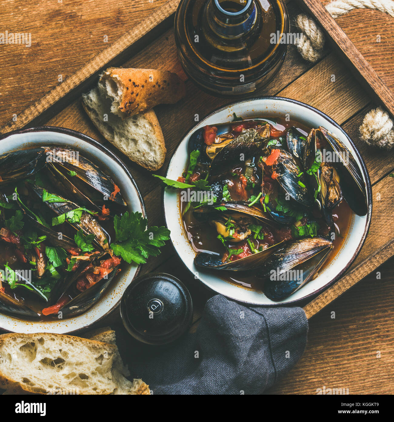 Belga Cozze Bollite In Salsa Di Pomodoro Con Prezzemolo Nel Vassoio Foto Stock Alamy
