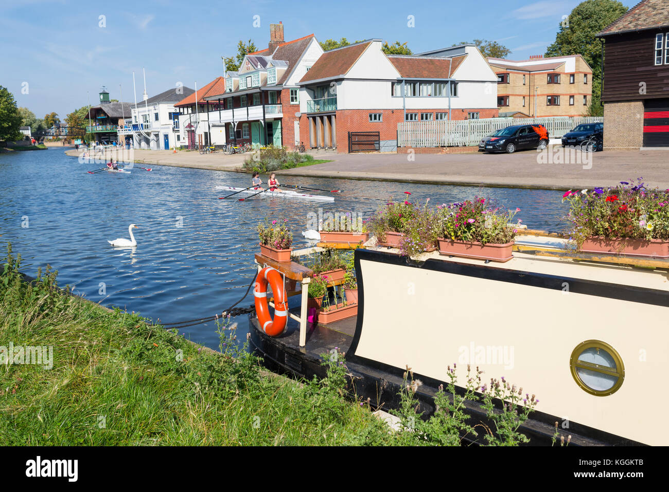 Casa galleggiante e studenti che vogano sul fiume Cam di fronte al Goldie Boathouse CUBC, club di canottaggio vicino a Midsummer Common, Cambridge, Inghilterra, Regno Unito Foto Stock
