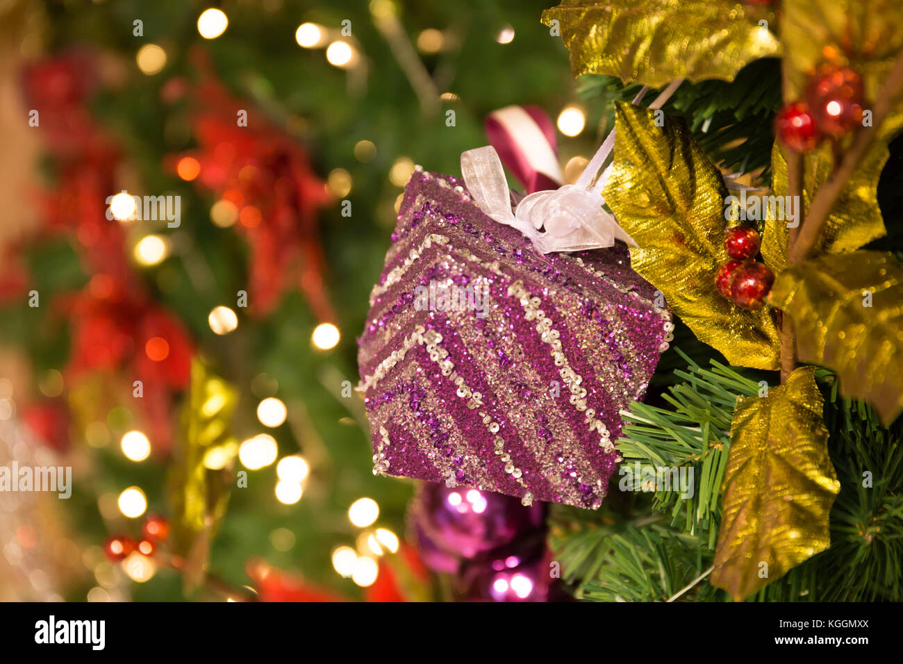 Bellissimo albero di Natale decorato con sfondo rosa confezione regalo e addobbi natalizi Foto Stock
