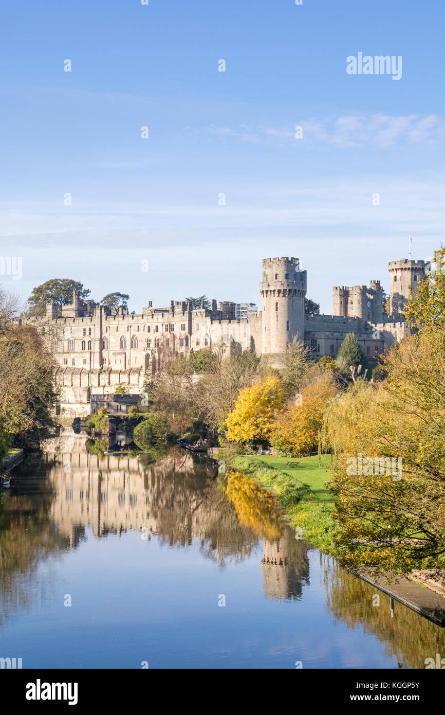 Autunno al Castello di Warwick e si affaccia sul fiume Avon, Warwickshire, Inghilterra, Regno Unito Foto Stock