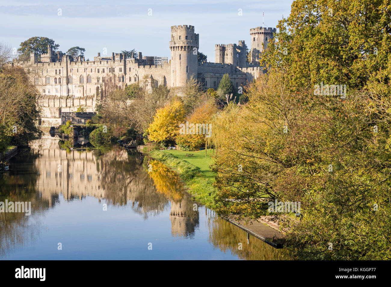 Autunno al Castello di Warwick e si affaccia sul fiume Avon, Warwickshire, Inghilterra, Regno Unito Foto Stock
