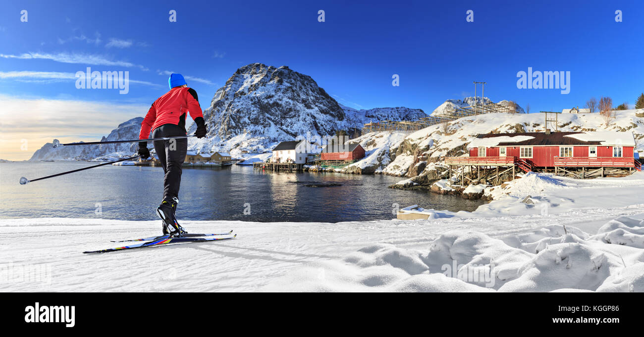 Un uomo sci di fondo sulla pista lungo il litorale norwagian Foto Stock