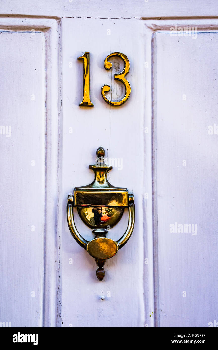 Porta di casa con il numero 13, England, Regno Unito Foto Stock