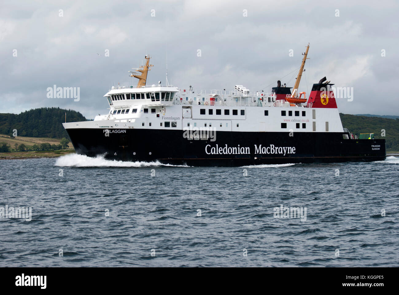 2011 LINEE M.T. Traghetto Finlaggan Suono di Islay Scozia chiudere la porta laterale di nero bianco rosso caledonian macbrayne Calmac navi ro-ro da rotolo a rotolo unità off Foto Stock